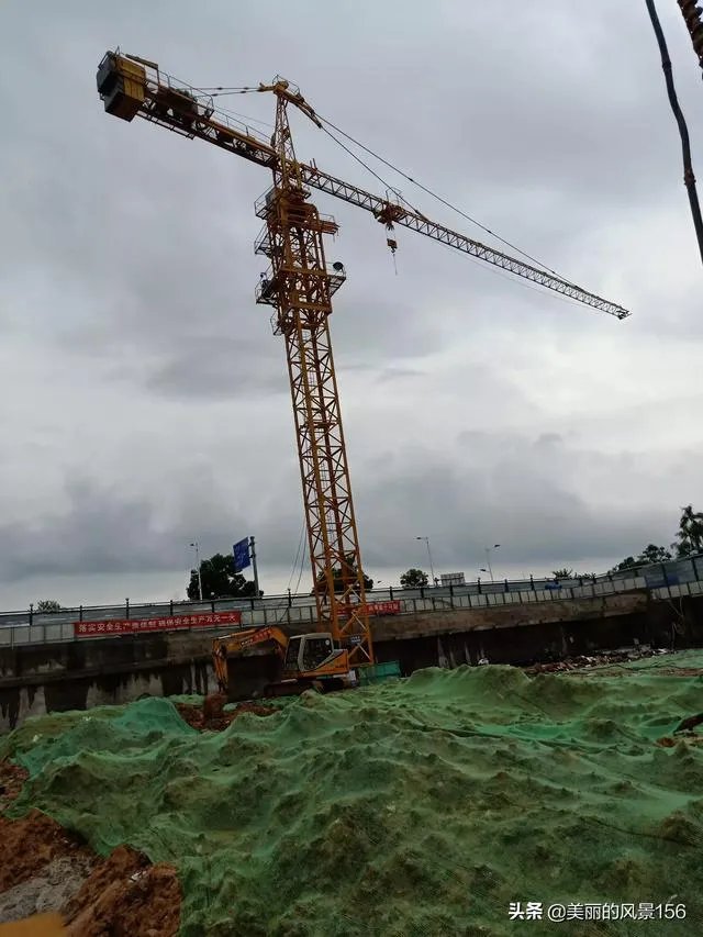 成都街头一塔吊倒塌砸中路过轿车，市民喊口号合力抬车救援, 你怎么看？