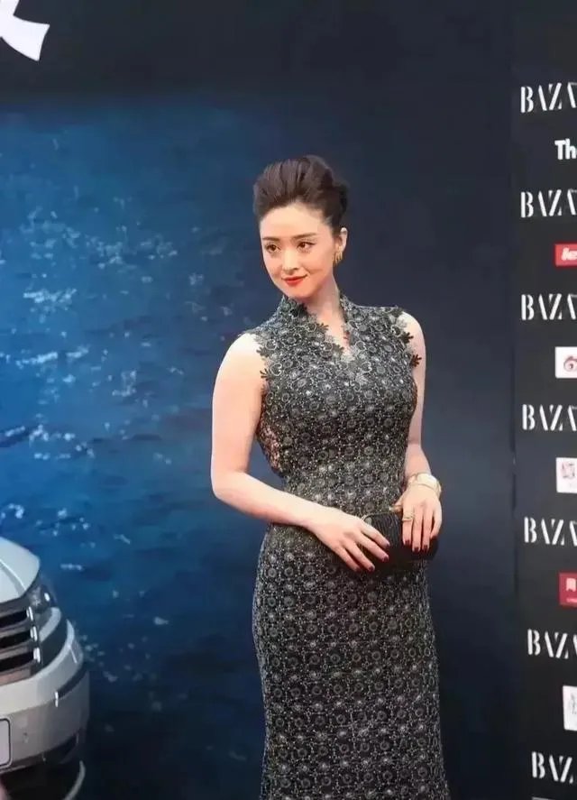 太像了，蒋欣最近封面照酷似范冰冰，大家觉得可以替代范冰冰吗？