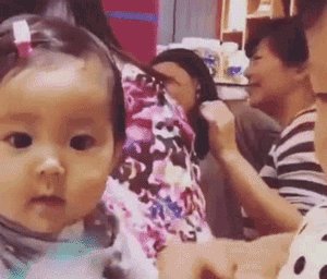 贾静雯女儿1岁玩直播，自带美瞳、长睫毛的她现在比妈妈还漂亮！