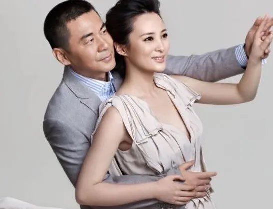 太恩爱!陈建斌蒋勤勤不畏镜头大胆接吻,他们的感情如何?