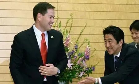 安倍见特朗普小跑