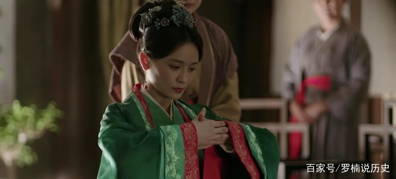 知否里为什么墨兰是自己去明兰是顾接
