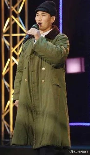 大衣哥家门被踹上热搜，如何看待大衣哥村子里的人？