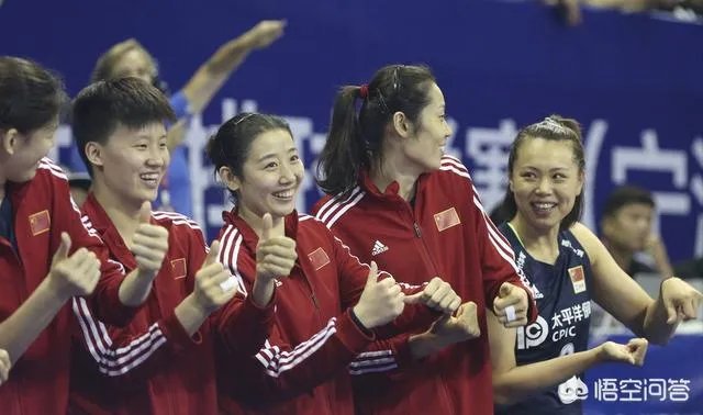 北仑站女排最后一战，大美女姚笛在场下捂嘴偷笑，朱婷还手舞足蹈的发生了什么？