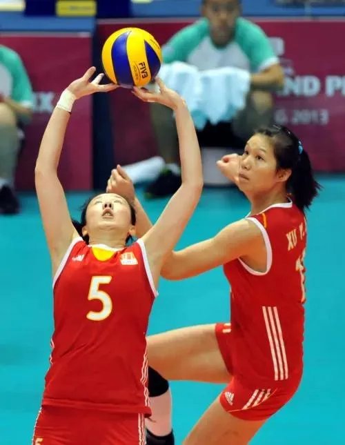 今晚女排3：0战胜俄罗斯，朱婷和李盈盈谁发挥的更好？