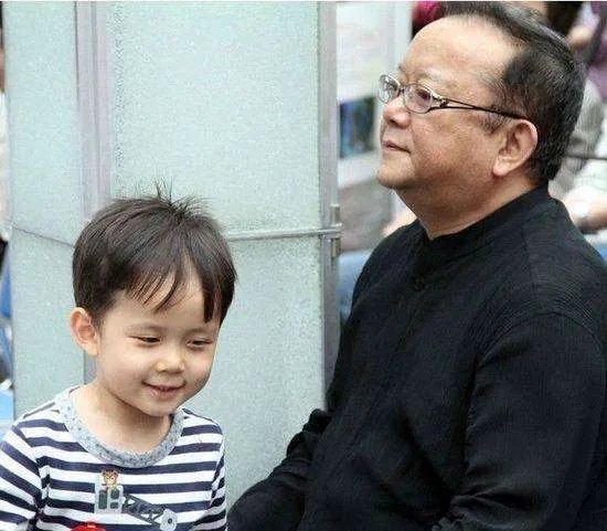 认识王刚之前郑艳东结过婚吗 郑艳东是不是少数民族