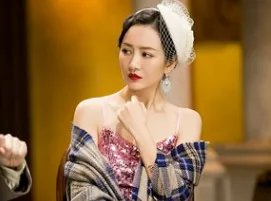 他苦追袁姗姗四年，后与王鸥订婚，还是杨幂同学，他究竟是谁？