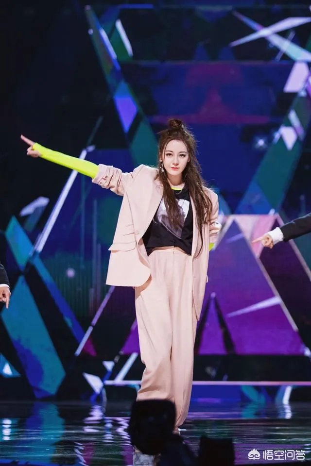 如何评价迪丽热巴?网上公布的迪丽热巴的年龄是不是真的呢?