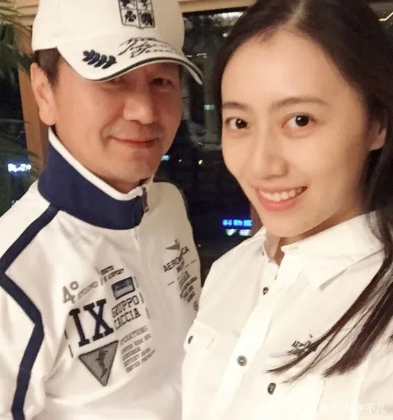 吴若甫老婆年轻貌美，穿白衬衫气质清纯，比老公小20岁是不是也很配？