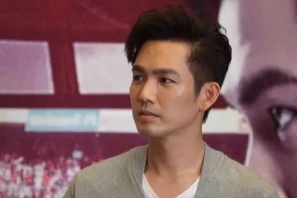 谭松韵在机场,粉丝送面粉求体面,当时她有何反应?