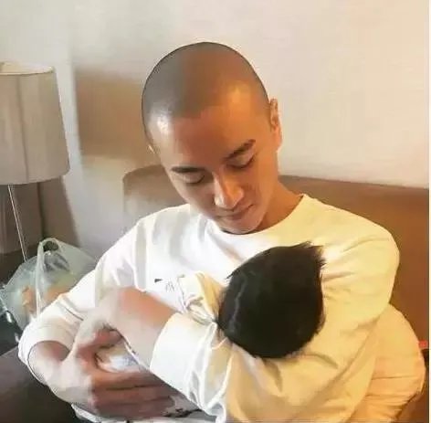 国内外有哪些明星秃头了依然很帅的？