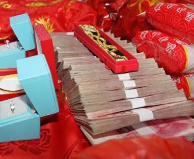 30万彩礼，150万的房子，男子当街暴打女友，这样的彩礼你能接受吗