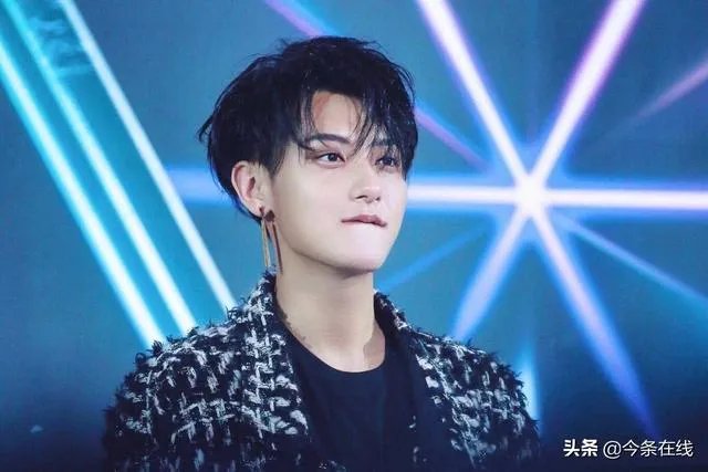 黄子韬朱正廷逛街被偶遇，两人过七夕，这三对明星友谊也很好，到什么程度？