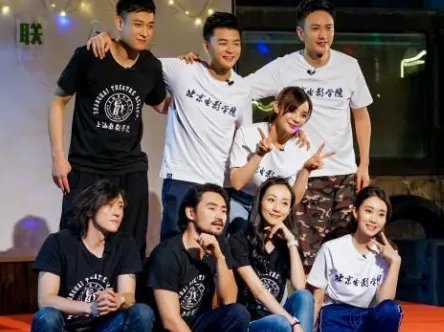 他苦追袁姗姗四年，后与王鸥订婚，还是杨幂同学，他究竟是谁？