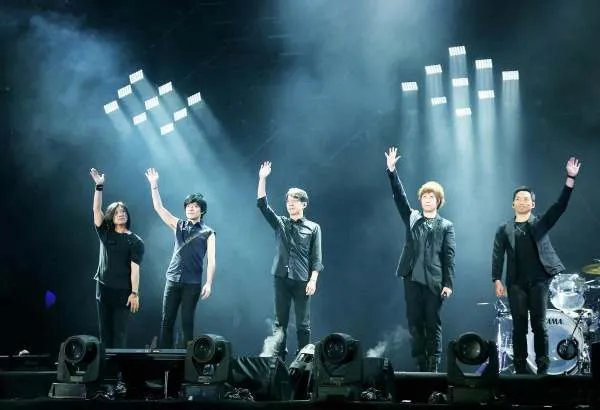 有一句歌词是“我爱你 你爱我” 好像是五月天的