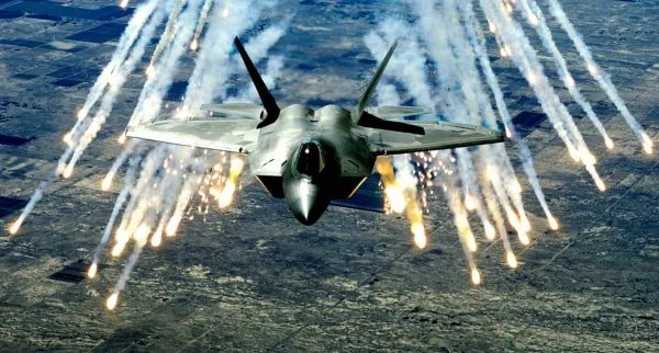 战斗机被导弹锁定了，飞行员该怎么办