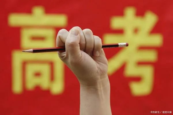 在2022高考首日，发生了哪些有爱的事情？