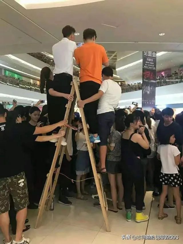 刘德华是华人的骄傲,更是艺人里的楷模。谁近距离见到过刘德华,说说有什么样的感受?