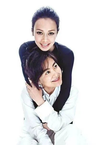 邢嘉倩31岁似少女,难不成颜值胜过继母的亲闺女?