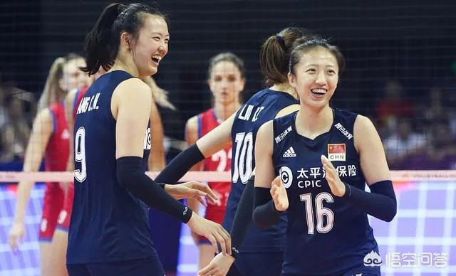 北仑站女排最后一战，大美女姚笛在场下捂嘴偷笑，朱婷还手舞足蹈的发生了什么？