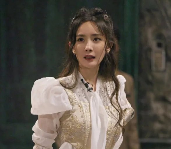 杨幂爸爸回应女儿伤情:一切都好,她在节目中是如何受伤的?