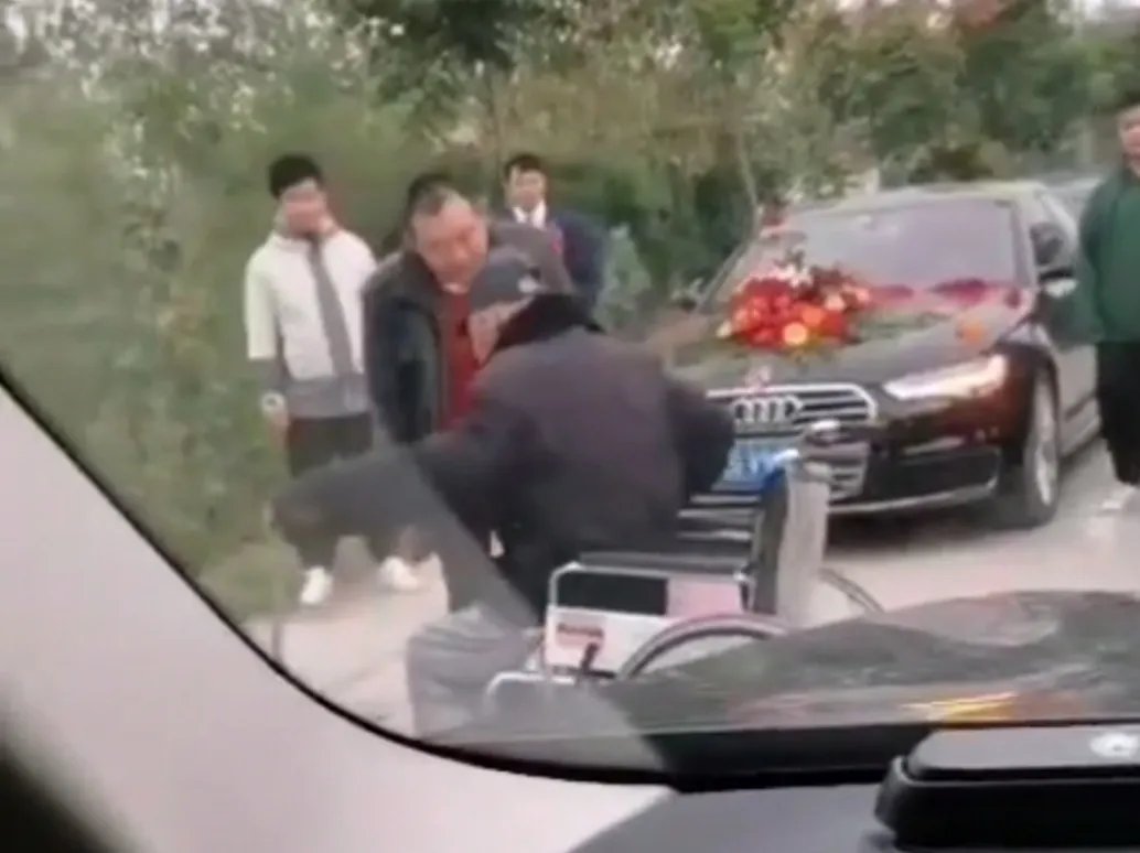 对于老人组团坐轮椅拦婚车要钱这一现象,你怎么看?