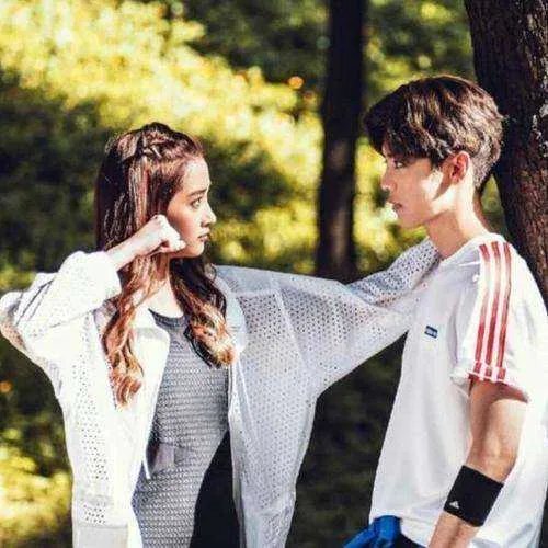 鹿晗背着关晓彤猛吸烟了吗？