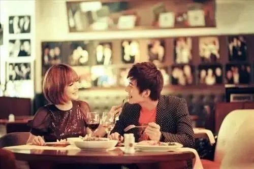 在大多数感情里，为什么男生越爱越浅，女生却越陷越深？