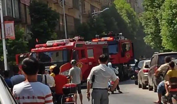 桂林一小区发生火灾，民房起火该如何自救？