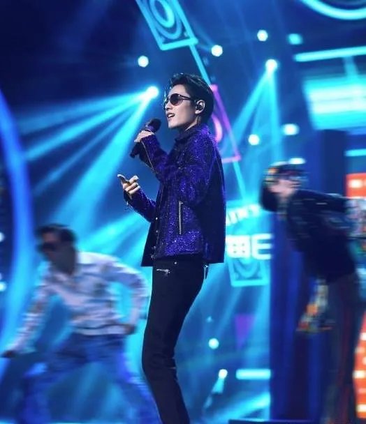 肖战复古disco引爆全场，网友惊呼这男人绝了