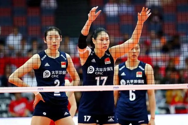 今晚女排3：0战胜俄罗斯，朱婷和李盈盈谁发挥的更好？