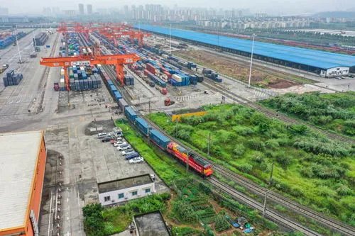 中国首条中欧班列线路——中欧班列开行突破1万列，这意味着什么呢？