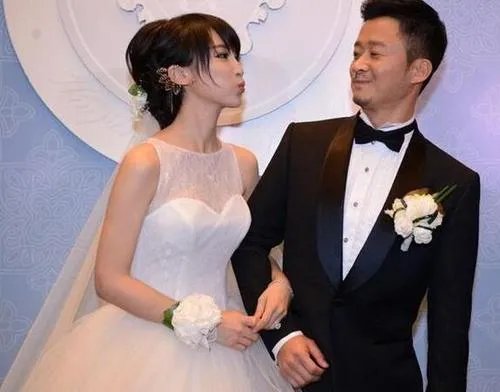 为什么吴京会娶谢楠，看到他们的结婚照你明白了什么？
