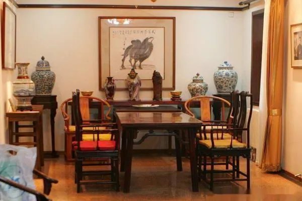 赵忠祥豪宅曝光，鱼池大到堪比游泳池，字画估值5亿，他究竟有多壕？