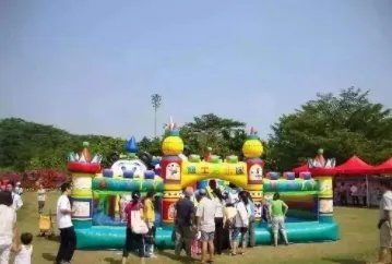 湖北一充气城堡被吹翻,造成此事故的原因是什么?