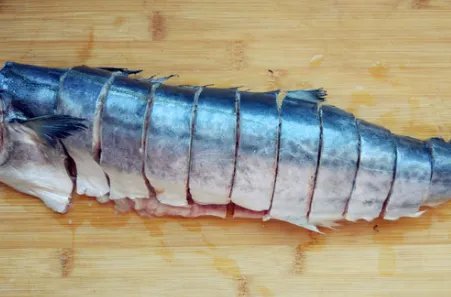 别人给的白洋淀的熏鱼，怎么吃啊直接吃吗