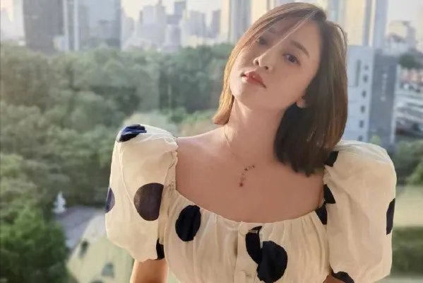 陈乔恩牵手男性友人被批，直接怼回去是否有失风度？