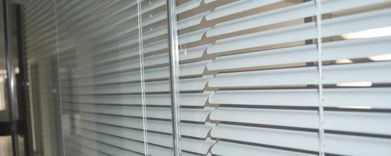 百叶窗帘怎么拉下来啊