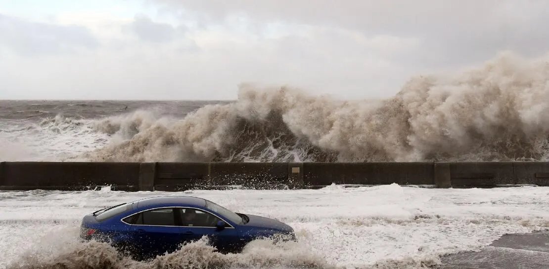 风暴埃莉诺袭欧洲 荷兰10年来首度关闭防洪大坝