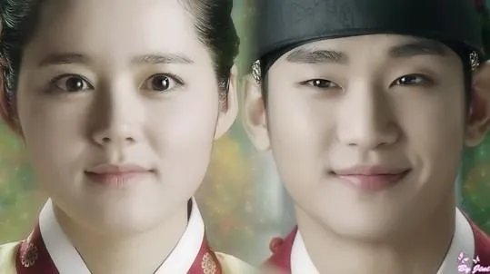 拥抱太阳的月亮好不好看?能不能说一下 给几张剧照 讲下剧情 和来自星星的你比 怎么样