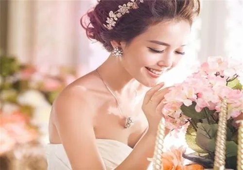 新娘化妆盘头多少钱一次 2017新娘妆面造型价目表