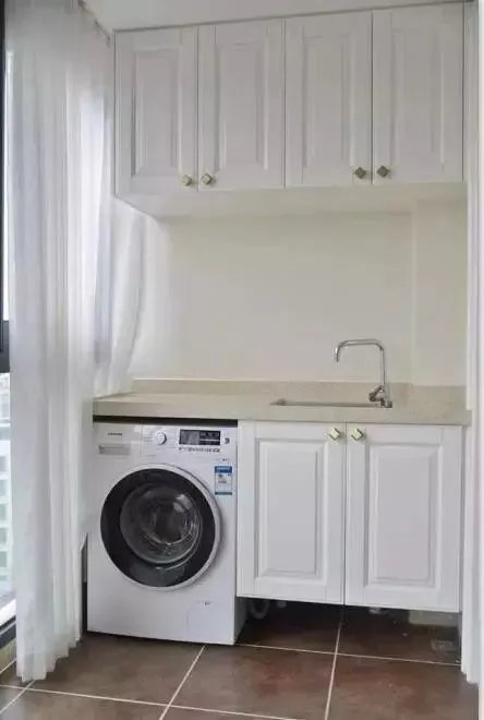 原来阳台要这样装,一下解决两个问题,洗衣、收纳两全其美!