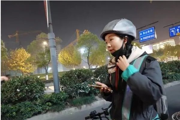 95后本科女孩白天代驾晚上洗车还债20万，你如何评价她的生活方式？