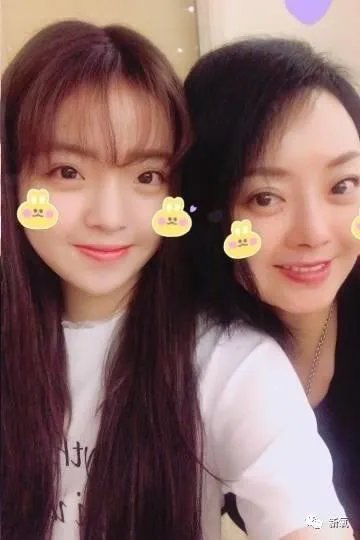 王中磊闺女晒长腿照，娱乐圈大佬们的千金都长什么样？