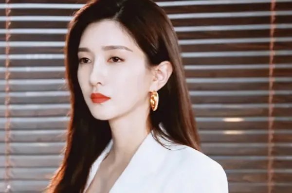 实力宠粉！江疏影空降超话道晚安，她还做过哪些宠粉举动？