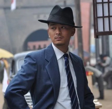 他苦追袁姗姗四年，后与王鸥订婚，还是杨幂同学，他究竟是谁？