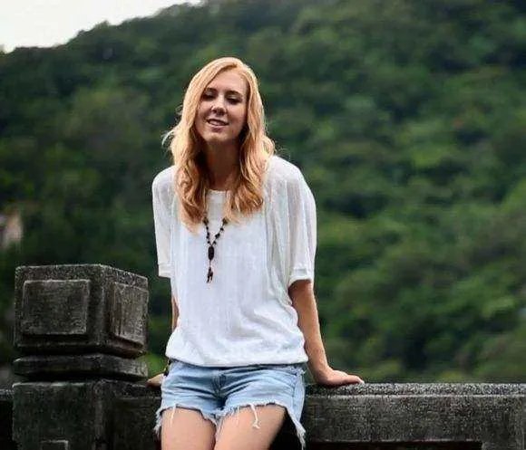 有一首歌 女生唱的 歌词里面高潮部分 貌似是有一句“...一瞬间” 女生喊的很高