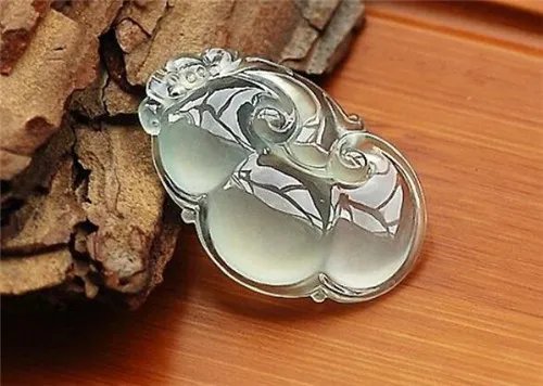 玻璃种翡翠价格一般是多少   玻璃种翡翠应该如何保养