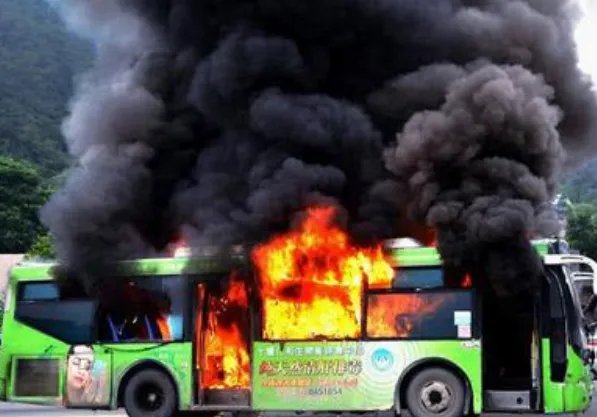 公交车着火时怎么办
