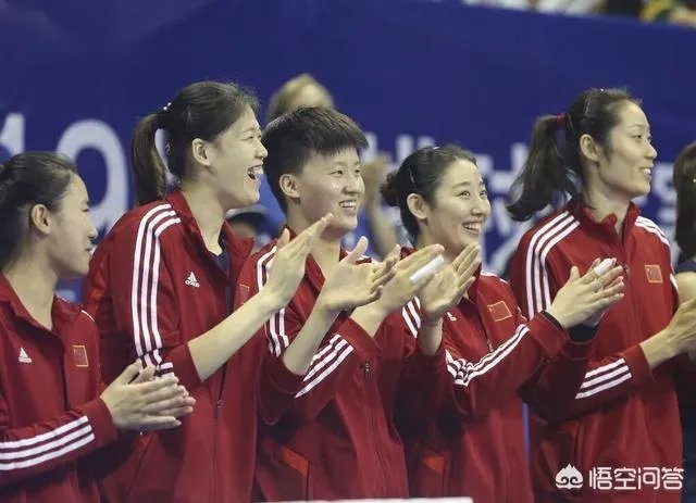 北仑站女排最后一战，大美女姚笛在场下捂嘴偷笑，朱婷还手舞足蹈的发生了什么？